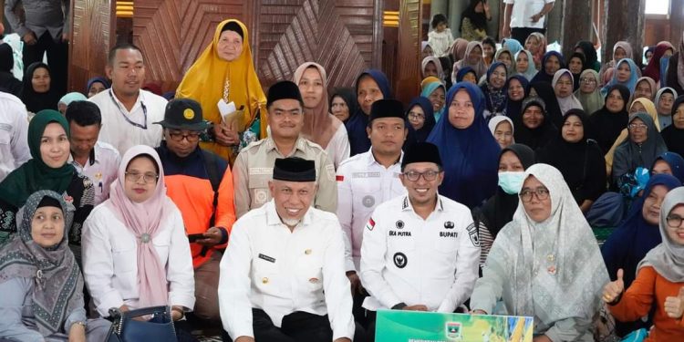 Gubernur Sumbar Menyerahkan Sebanyak 650 Paket Sembako untuk Masyarakat Tanah Datar Yang Terdampak Banjir Bandang dan Longsor