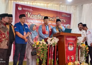 Mendaftar ke KPU, Paslon Bupati Tanah Datar Eka Putra-Fadly Ahmad Diiringi Ribuan Simpatisan