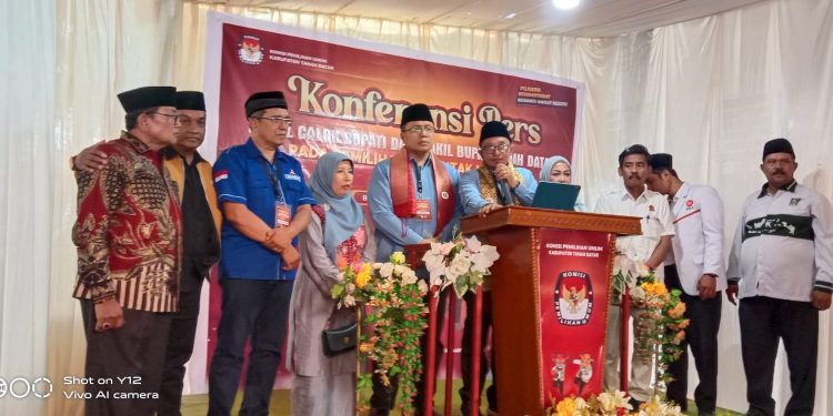 Mendaftar ke KPU, Paslon Bupati Tanah Datar Eka Putra-Fadly Ahmad Diiringi Ribuan Simpatisan