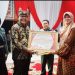 Dulu di ‘Trigger’, Sekarang Epyardi Asda Kasih Hadiah 10 Juta Untuk Puskesmas Tanjung Bingkung