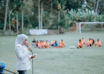 Bupati Solok Bersama Ketua TP-PKK Membuka Secara Resmi Turnamen Sepak Bola Kobar Fc U 40 Tahun 2024