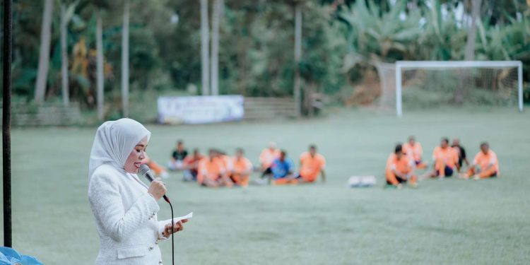 Bupati Solok Bersama Ketua TP-PKK Membuka Secara Resmi Turnamen Sepak Bola Kobar Fc U 40 Tahun 2024
