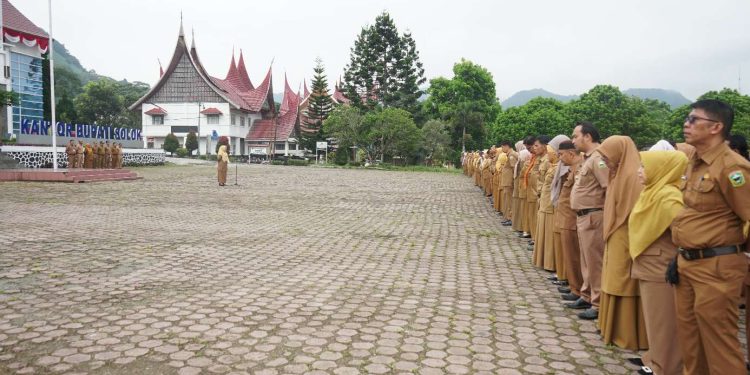 Ir. Desmalia Ramadanur menjadi Pembina Apel Pagi di Lingkup Pemerintah Kabupaten Solok