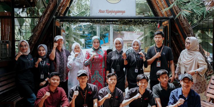 Ketua TP-PKK Kab. Solok Membuka Festival Akbar Lomba Lagu Pop Minang Se-Sumbar Tahun 2024