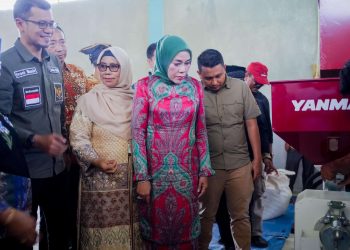 Ketua Forikan Kab. Solok Secara Resmi Menyerahkan Rice Milling Unit dan Sarana Pendukung kepada Gapoktan Parambahan Permai