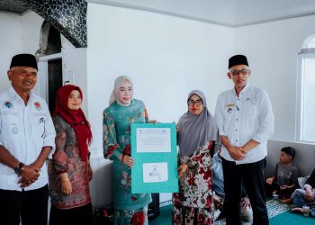 Emiko Epyardi Asda Hadiri Pemberian Bantuan Pemakaian Air Bersih Untuk Masyarakat di Jorong Panarian Nagari Talang