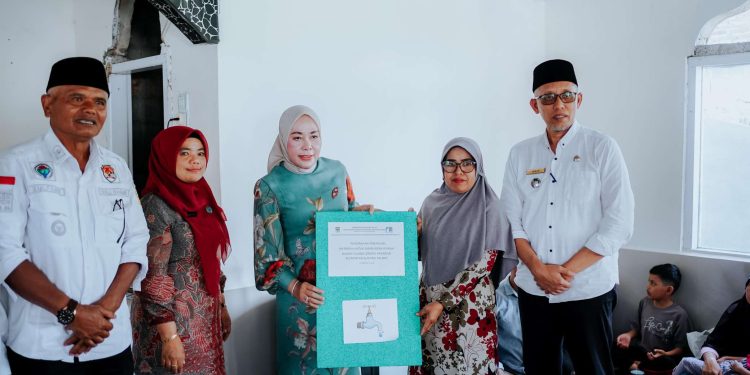 Emiko Epyardi Asda Hadiri Pemberian Bantuan Pemakaian Air Bersih Untuk Masyarakat di Jorong Panarian Nagari Talang