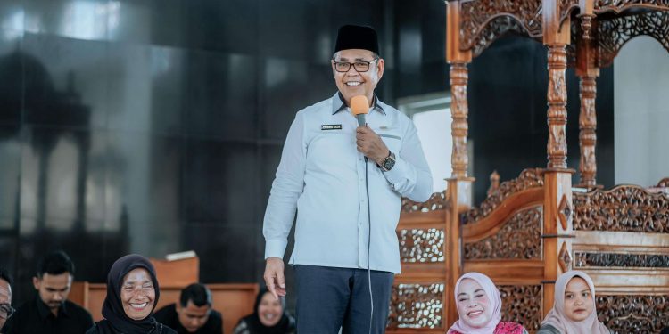 Bupati Solok Bersama Ketua TP-PKK Hadiri Penyerahan Insentif Kader Posyandu, Kader KB dan BLT DD Triwulan III Tahun Anggaran 2024 di Kecamatan Kubung