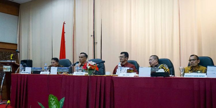 PJ Bupati Solok Diwakili Sekda Medison Hadiri Rapat Kerja Banggar Bersama TAPD Terkait Pembahasan Ranperda Perubahan APBD Tahun 2024