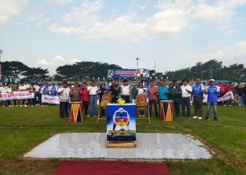 Resmi Ditabuh, Bupati Epiyardi Asda Lakukan Tendangan Pertama Tanda Dimulainya Turnamen Bupati Solok Cup (BSC) III 2024