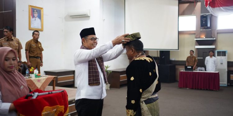 Bupati Solok Kukuhkan Forum Kerapatan Adat Nagari (FORKAN) Kabupaten Solok Periode 2024-2029