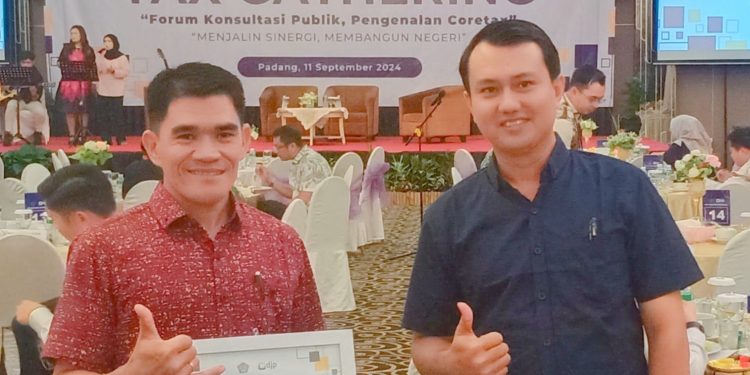 Tercatat Sebagai Penyumbang Pajak Terbesar, Pemdes Tuapeijat Terima Penghargaan Dari KPP