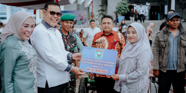 Bupati Solok Serahkan Bantuan Alsintan untuk Kelompok Tani Se-Kabupaten Solok
