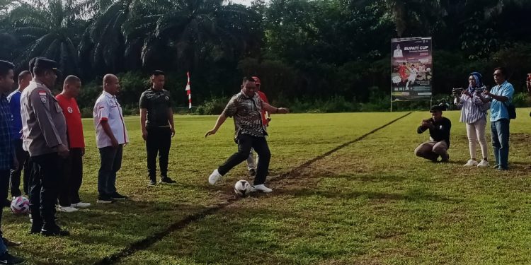 PJ Bupati Mentawai Membuka Secara Resmi Turnamen Sepak Bola Bupati Cup 2024