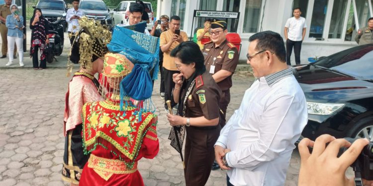 Sehari Sebelum Cuti Pilkada, Bupati Epyardi Asda Terima Kunker Kejati Sumbar di Balairung Arosuka
