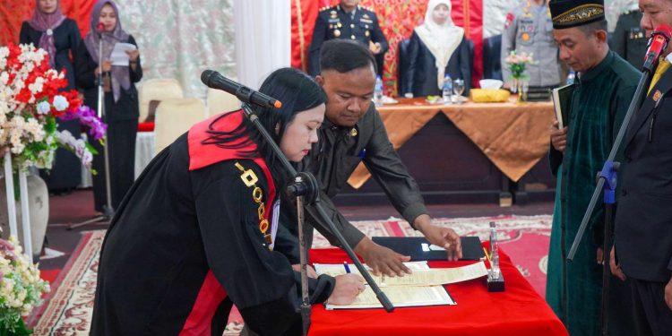 Pjs Bupati Solok Hadiri Rapat Paripurna Dalam Rangka Pengucapan Sumpah/Janji Wakil DPRD Kab. Solok Masa Jabatan 2024-2029
