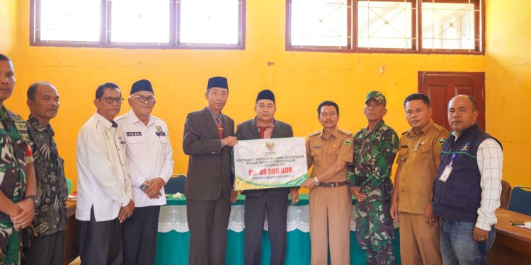 Pemkab Solok Serahkan Bantuan Kepada Keluarga Korban Bencana Longsor Tambang Nagari Sungai Abu