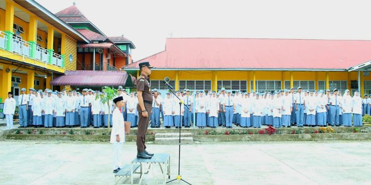 Sobeng Suradal, SH, MH Jadi Pembina Upacara di SMAN 1 Lubuk Sikaping