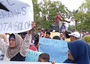 Dicurigai Tebang Pilih Salurkan Zakat, Basnaz Kota Solok di Demo Ratusan Warga