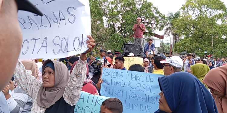 Dicurigai Tebang Pilih Salurkan Zakat, Basnaz Kota Solok di Demo Ratusan Warga