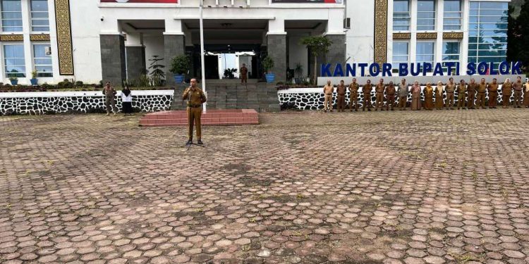 Sekda Medison Pimpin Apel Gabungan di Lingkup Pemerintah Kabupaten Solok
