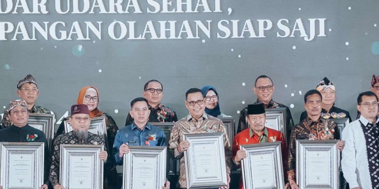 Perdana, Pemkab Solok Terima Penghargaan STBM Dari Kemenkes RI
