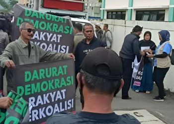 Ratusan Emak dari Aliansi Rakyat Peduli Demokrasi Gelar Demo di Depan Kantor Bawaslu Kabupaten Bandung