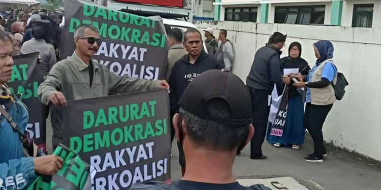 Ratusan Emak dari Aliansi Rakyat Peduli Demokrasi Gelar Demo di Depan Kantor Bawaslu Kabupaten Bandung