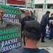 Ratusan Emak dari Aliansi Rakyat Peduli Demokrasi Gelar Demo di Depan Kantor Bawaslu Kabupaten Bandung