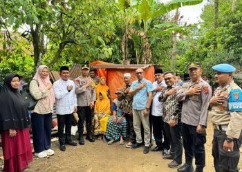 Dampingi Kapolres Solok, Wabup Jon Firman Pandu Serahkan Bantuan Rumah Tak Layak Huni