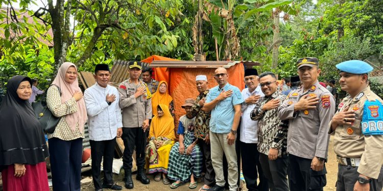 Dampingi Kapolres Solok, Wabup Jon Firman Pandu Serahkan Bantuan Rumah Tak Layak Huni