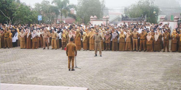 Pemkab Solok Melaksanakan Apel Gabungan Awal Tahun 2025