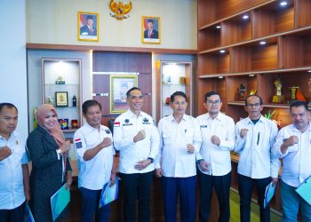 Sekda Medison Serahkan Surat Perintah Pelaksana Tugas Pejabat di Bapenda Kabupaten Solok