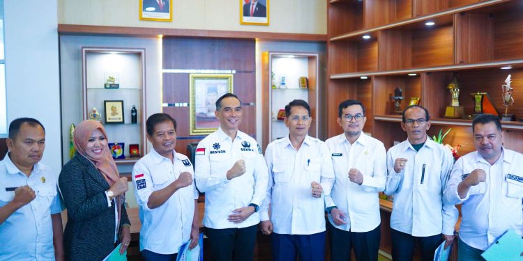 Sekda Medison Serahkan Surat Perintah Pelaksana Tugas Pejabat di Bapenda Kabupaten Solok