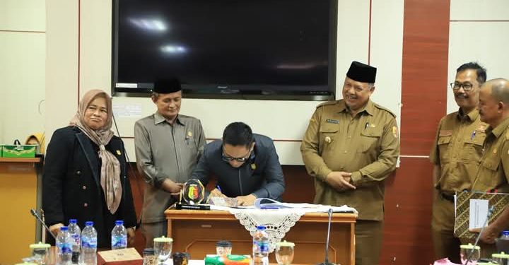 DPRD Kota Solok Bersama Pemda Setempat Melaksanakan Pembahasan Hasil Evaluasi Gubernur Sumbar Terhadap Rancangan APBD Kota Solok TA. 2025