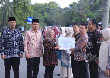 Pemko Solok Melalui Dinas Pendidikan  Menerima Penghargaan Dalam Penilaian Kepatuhan Pelayanan Publik Dari Ombudsman Republik Indonesia