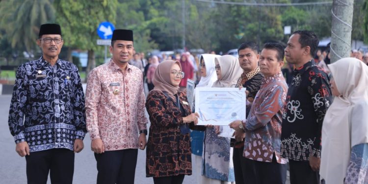 Pemko Solok Melalui Dinas Pendidikan  Menerima Penghargaan Dalam Penilaian Kepatuhan Pelayanan Publik Dari Ombudsman Republik Indonesia