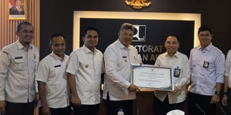 Embung Batang Bingung Selesai, Wali Kota Solok Serahkan Piagam Ucapan Terima Kasih ke Kementerian PUPR