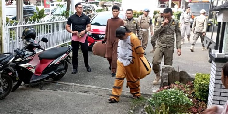 Pernah di Tegur, Dua Badut di Kota Solok Akhirnya Dapat Sanksi