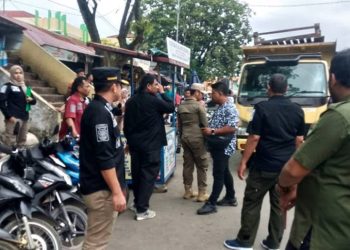 Demi Nyaman Masyarakat, Satpol PP Kota Solok Bebaskan Trotoar Dari PKL