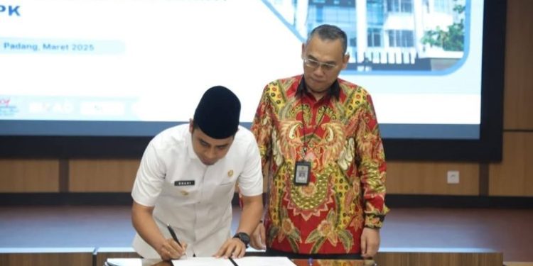 Serahkan LKPD Kota Solok, Dr.Ramadhani : LKPD Adalah Komitmen Pemda Dalam Pengelolaan Keuangan