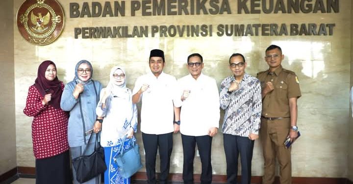 Bersama Walikota Solok, Ketua DPRD Fauzi Rusli Serahkan LKPD 2024