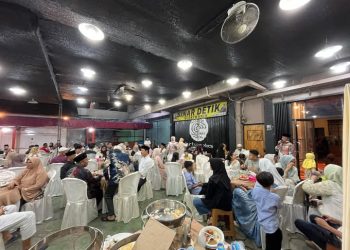 Suasana buka bersama dengan masyarakat di kediaman Wakil Ketua DPRD Kota Solok, Amrinof Dias