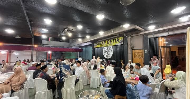 Suasana buka bersama dengan masyarakat di kediaman Wakil Ketua DPRD Kota Solok, Amrinof Dias