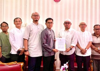 Kadispora, Nurzal Gustim Serahkan 1Miliar Lebih Dana Hibah Untuk KONI Kota Solok