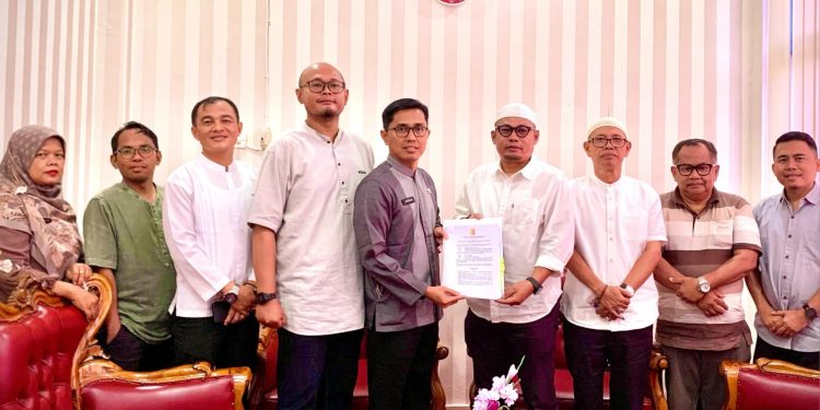 Kadispora, Nurzal Gustim Serahkan 1Miliar Lebih Dana Hibah Untuk KONI Kota Solok