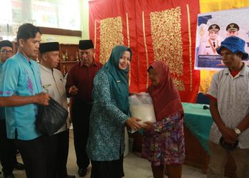 Berbagi Paket Lebaran Bagi Keluarga Kurang Mampu, Ketua TP PKK Kota Solok Sampaikan ini..