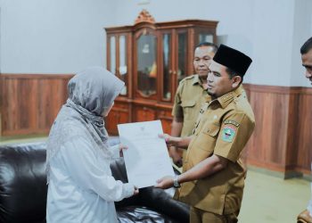 Bupati Solok Didampingi Wabup Candra Serahkan SK Sebagai Direktur RSUD Arosuka kepada dr. Sri Efianti, M.Kes