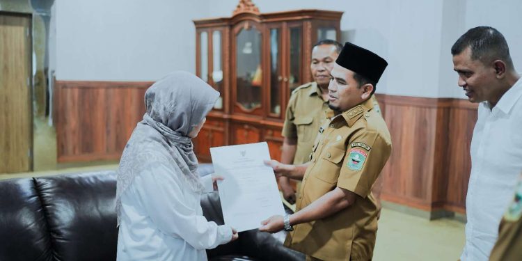 Bupati Solok Didampingi Wabup Candra Serahkan SK Sebagai Direktur RSUD Arosuka kepada dr. Sri Efianti, M.Kes