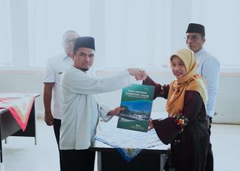 Jabatan Direktur RSUD Arosuka Diserah Terimakan, Wabup Solok Serahkan Mandat Direktur RSUD Kepada Pejabat Baru